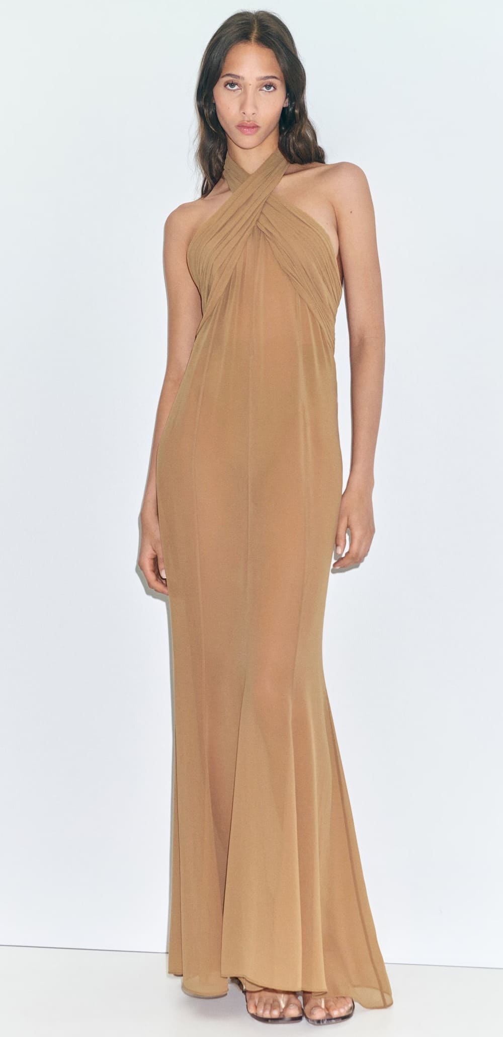 El nuevo vestido largo semitransparente con cuello cruzado en color nude de Mango
