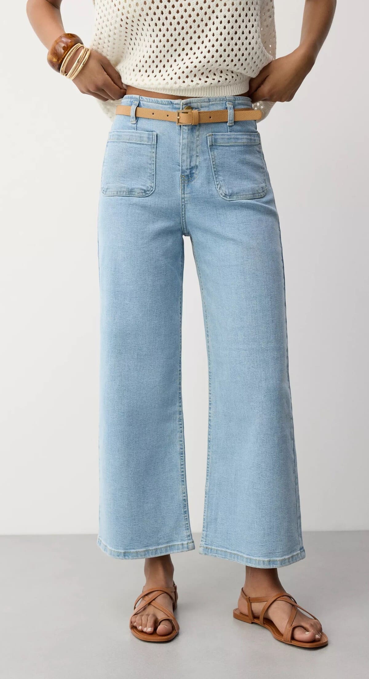 Jeans straight con bolsillos plastrón