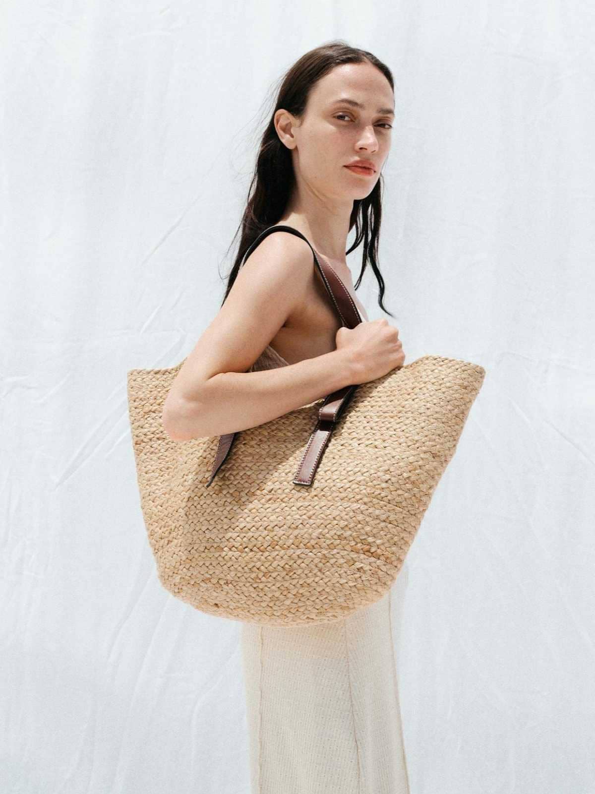 Bolso shopper yute trenzado de Zara