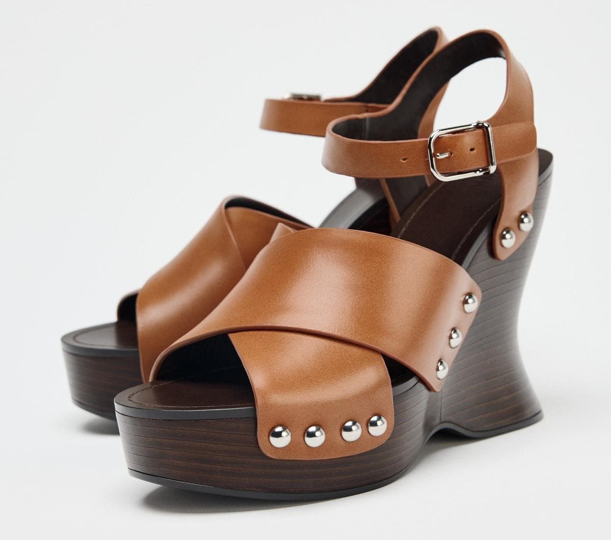 Cuña tachas piel de Zara