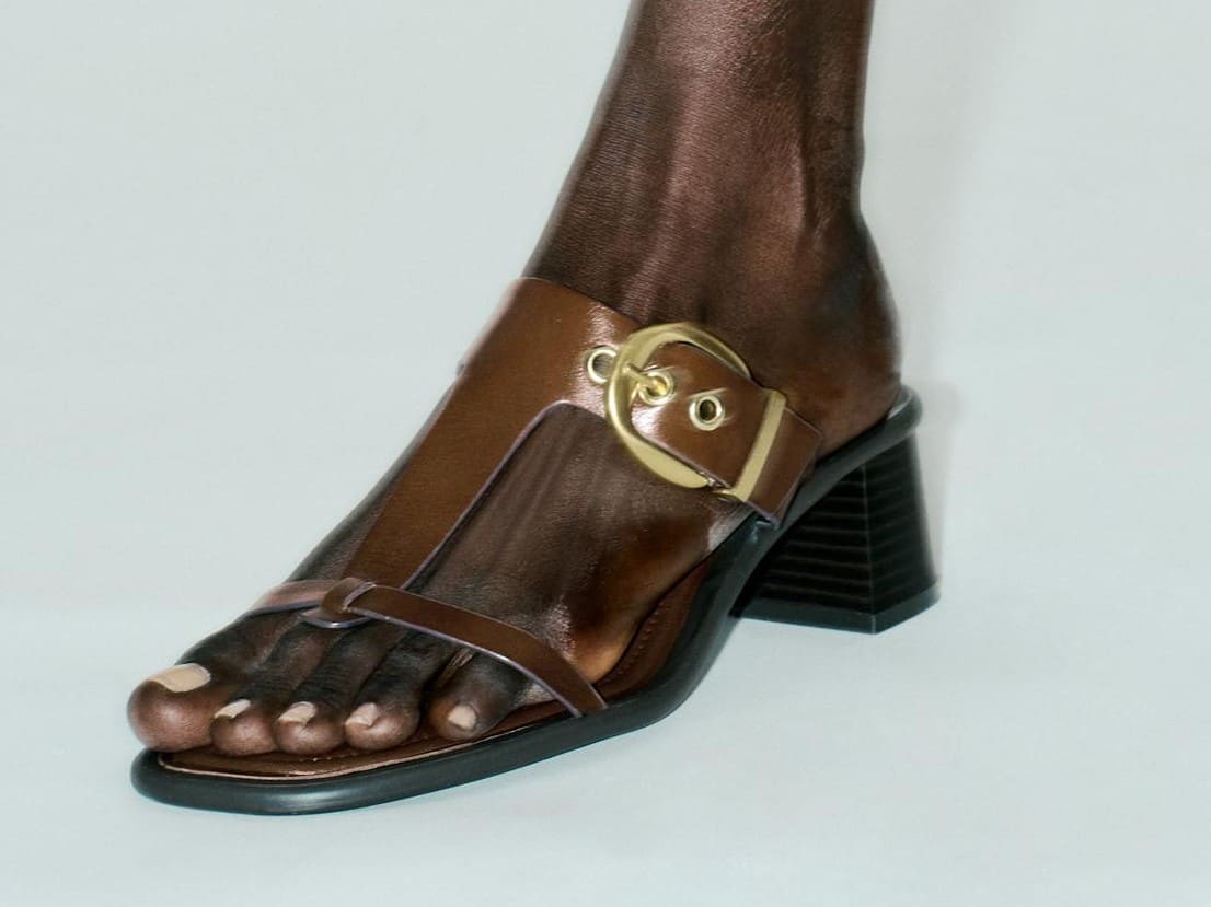 Sandalia tacón ancho piel de Zara