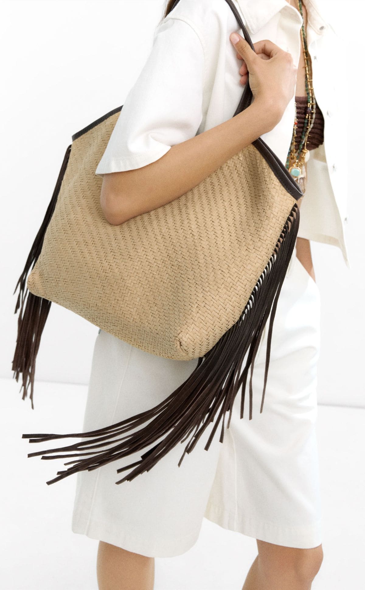 Bolso shopper de rafia con flecos de piel de Parfois