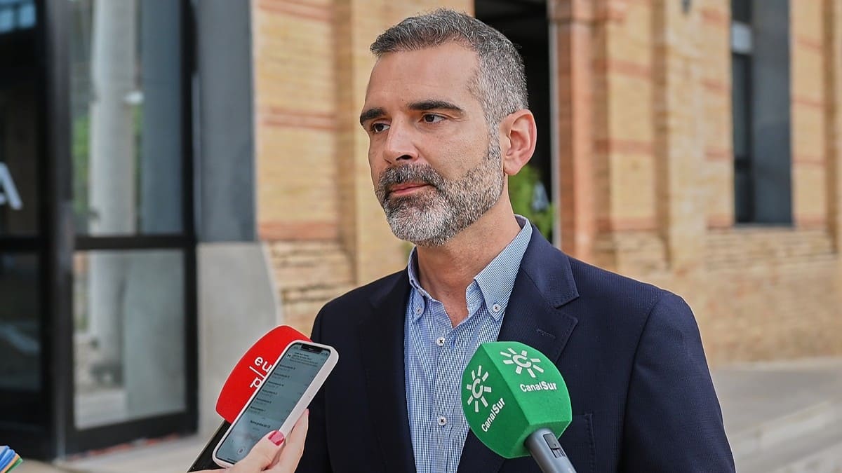 El consejero Ramón Fernández-Pacheco atiende a los medios | Salvador López Medina