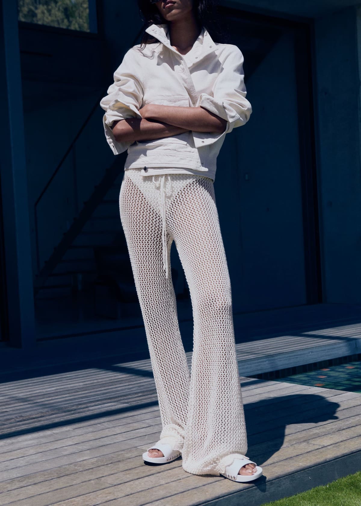 El pantalón de crochet flare en color blanco roto de Mango