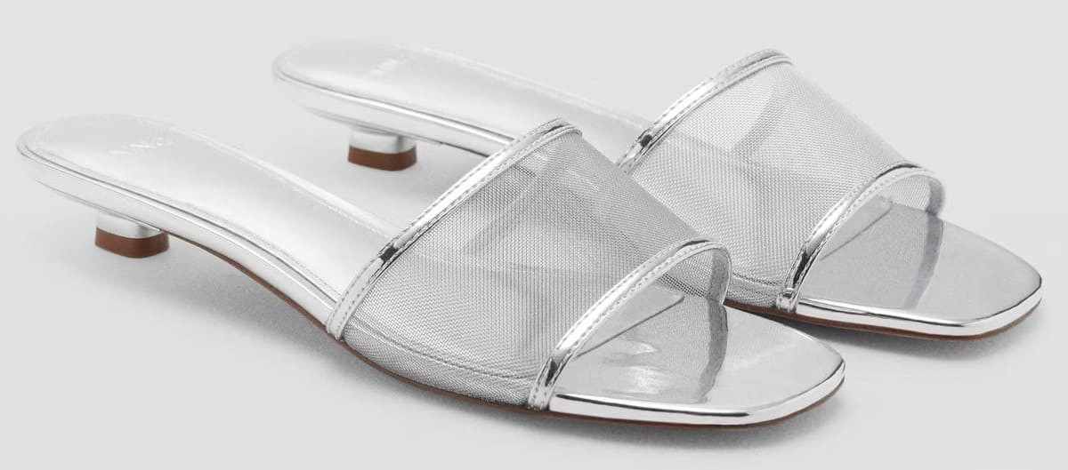 Las sandalias kitten con tira mesh en color plata de Mango