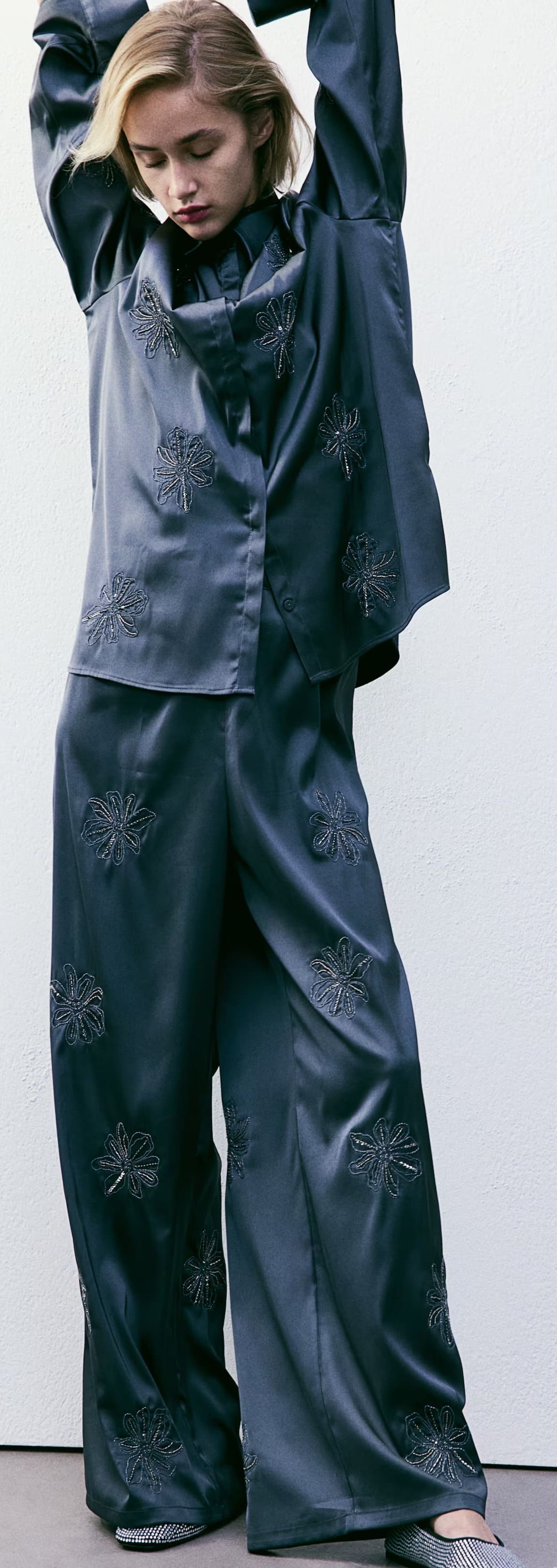 Los pantalones bordados en color gris oscuro de H&M