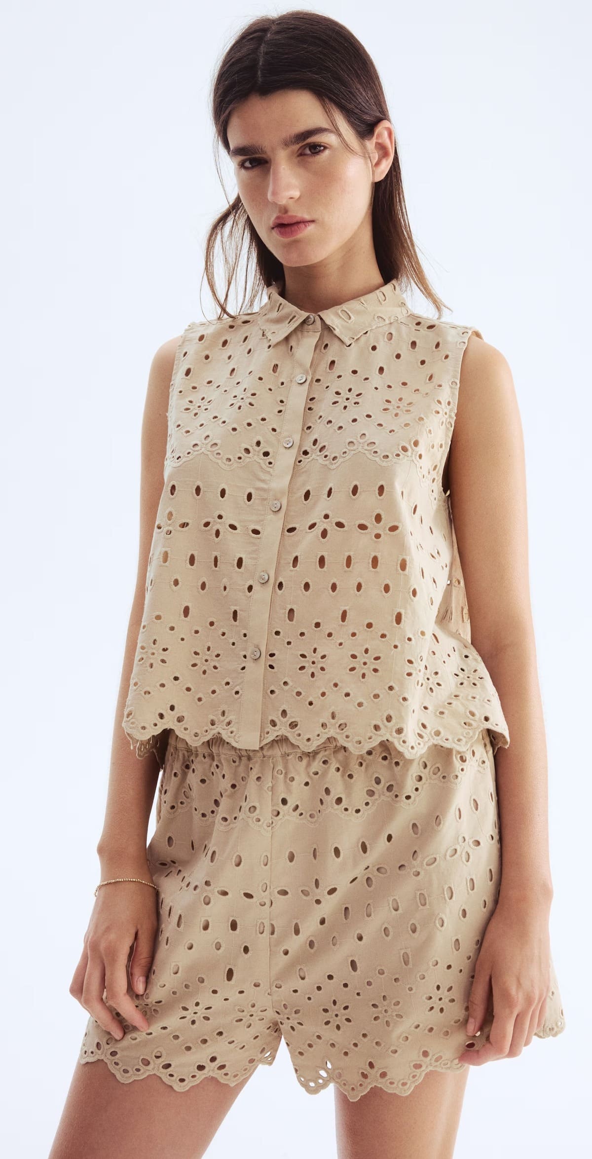 Los nuevos pantalones cortos con bordado inglés en color beige de H&M