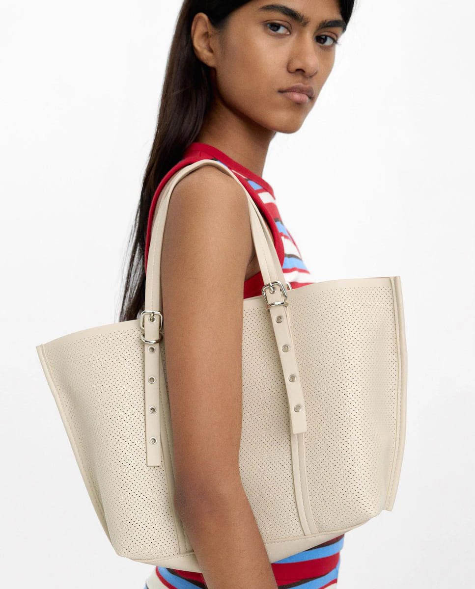 El nuevo bolso de mano estilo tote con pequeñas perforaciones de Parfois en El Corte Inglés