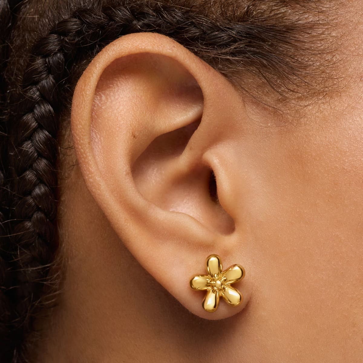 Los nuevos pendientes de flor con baño de oro de 18 kt sobre plata Daisy de Tous