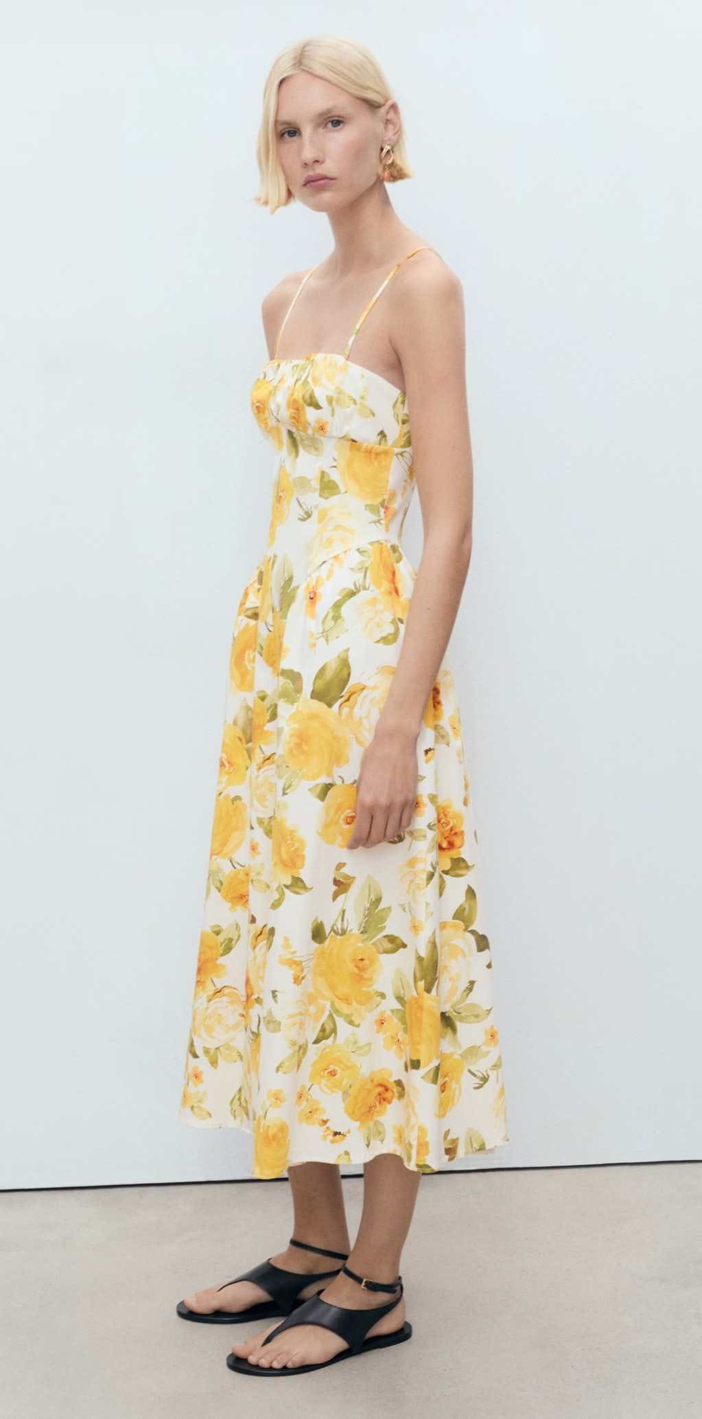 Vestido midi floral escote fruncido de Mango