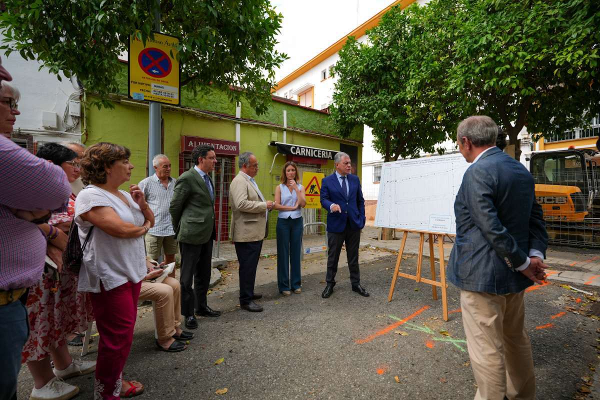 José Luis Sanz supervisa los trabajos en la calle Utrera | Ayuntamiento de Sevilla