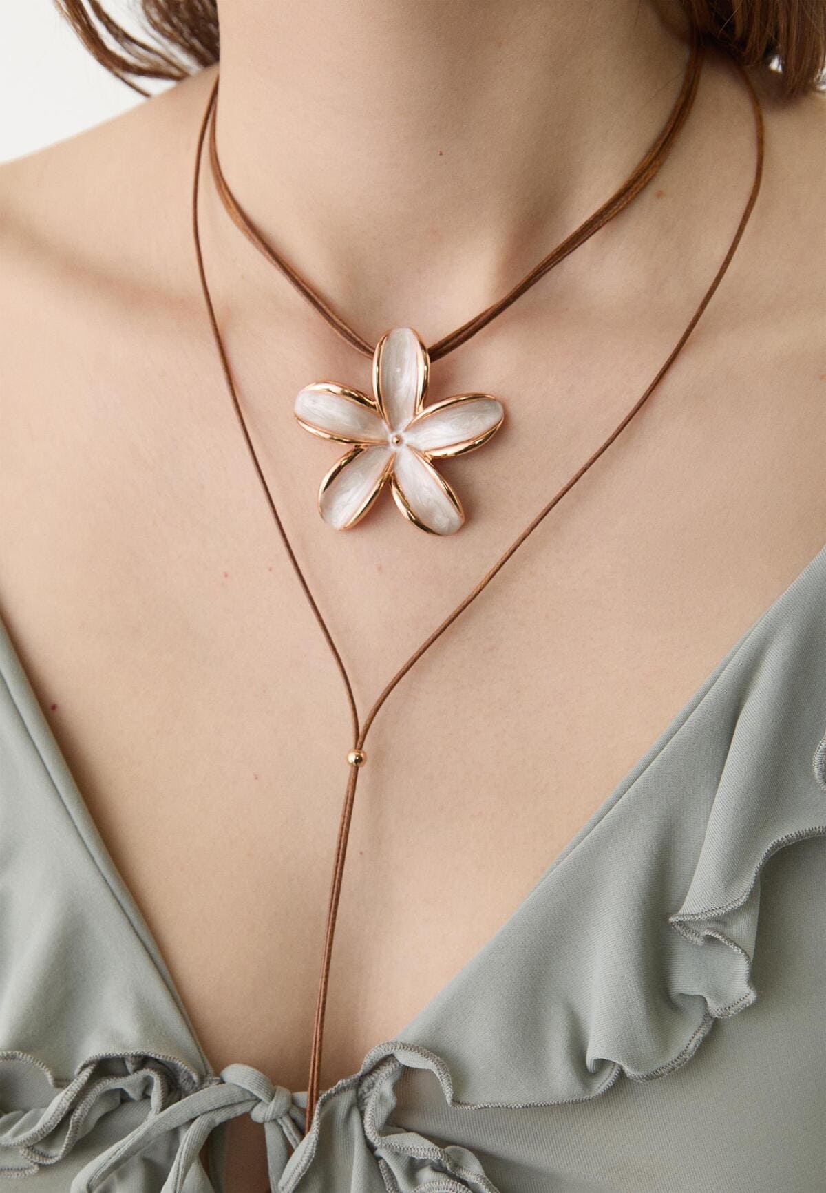 El collar de cordón con flor de Stradivarius