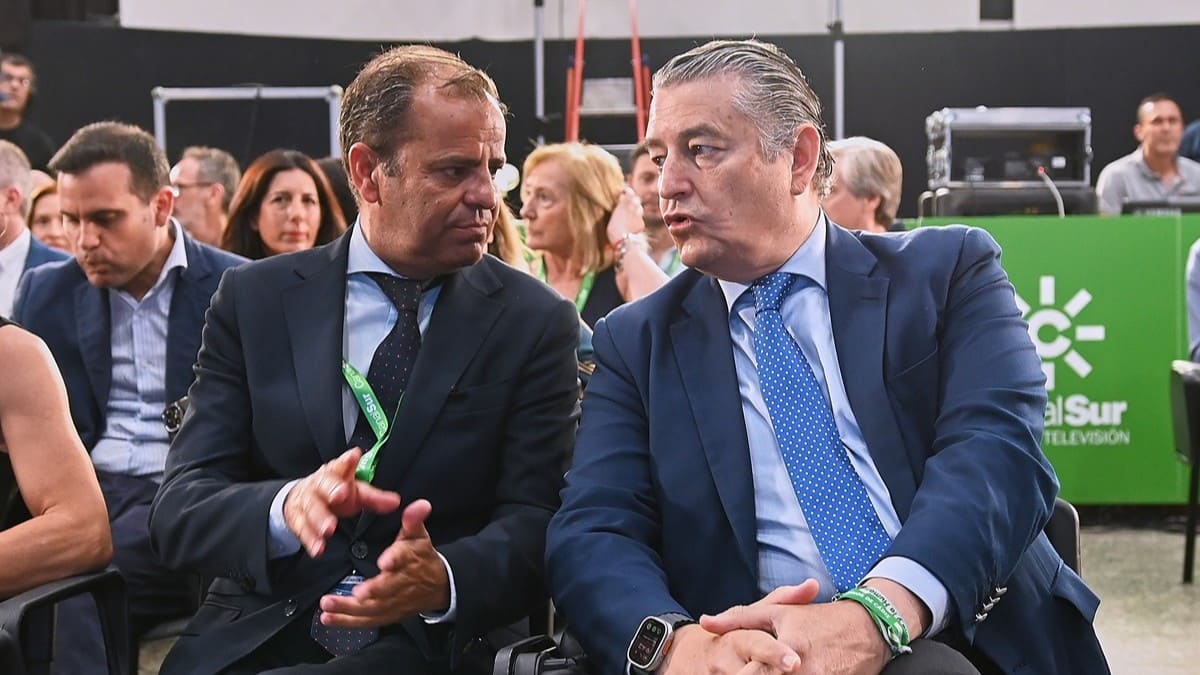 Sanz, junto al director general de la RTVA, Juande Mellado | Salvador López Medina