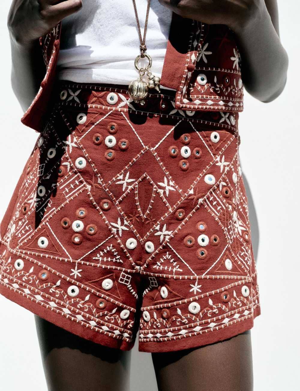 Bermudas bordados espejos de Zara