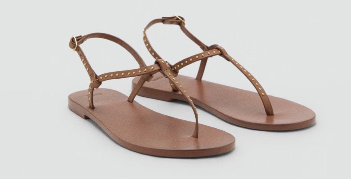 Sandalia piel mini tachuelas de Mango