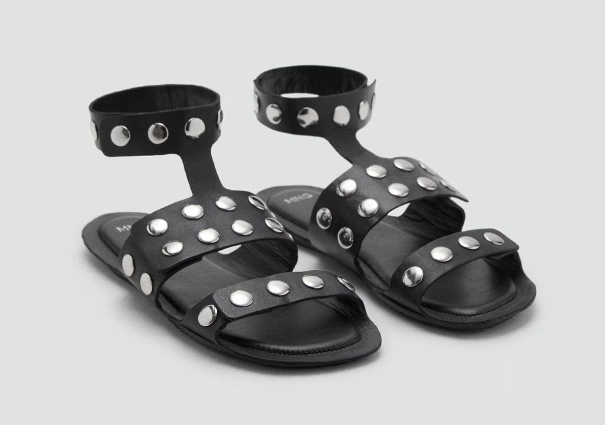 Sandalia plana piel tachuelas de Mango