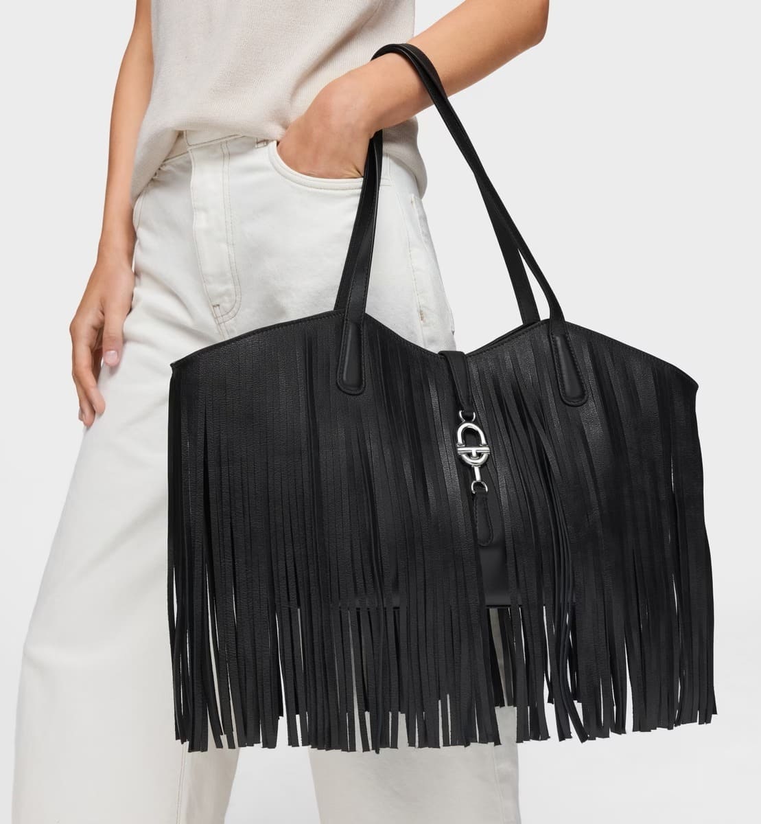 El nuevo bolso capazo mediano con flecos de piel en color negro Tous Manifesto