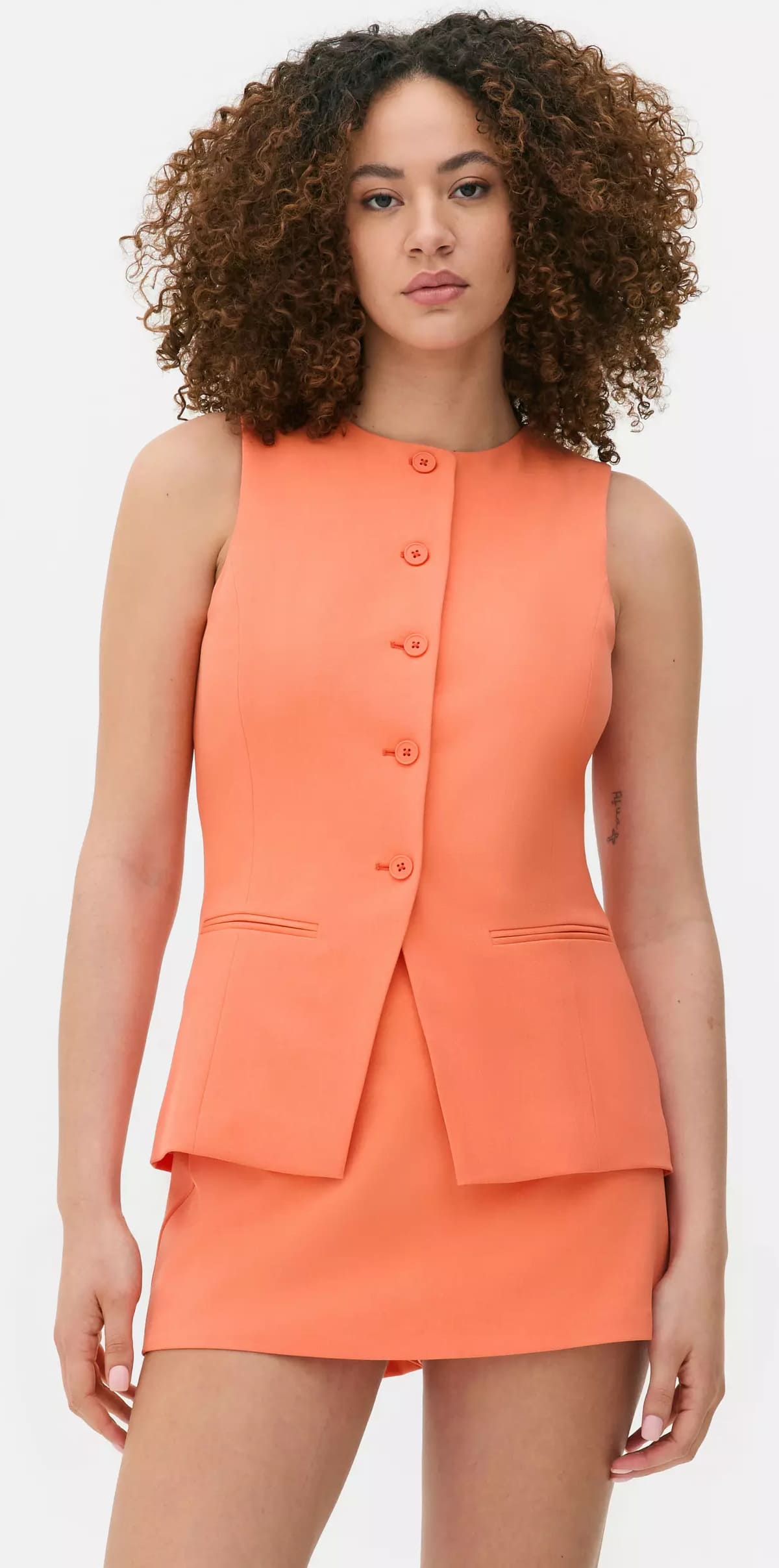 El nuevo chaleco largo con cuello redondo en color naranja de Primark