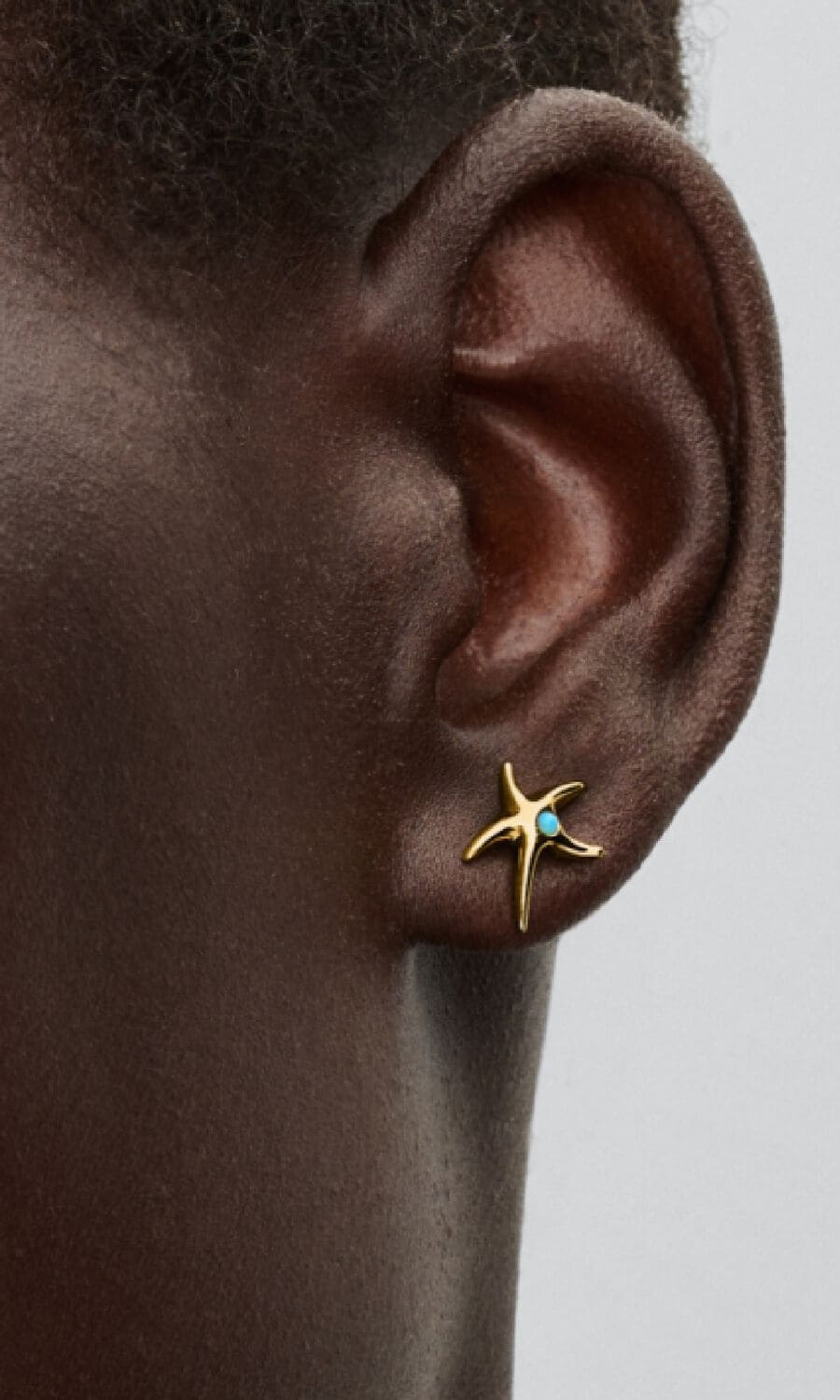 Los nuevos pendientes de botón Estrella de Mar con recubrimiento en oro de Pandora