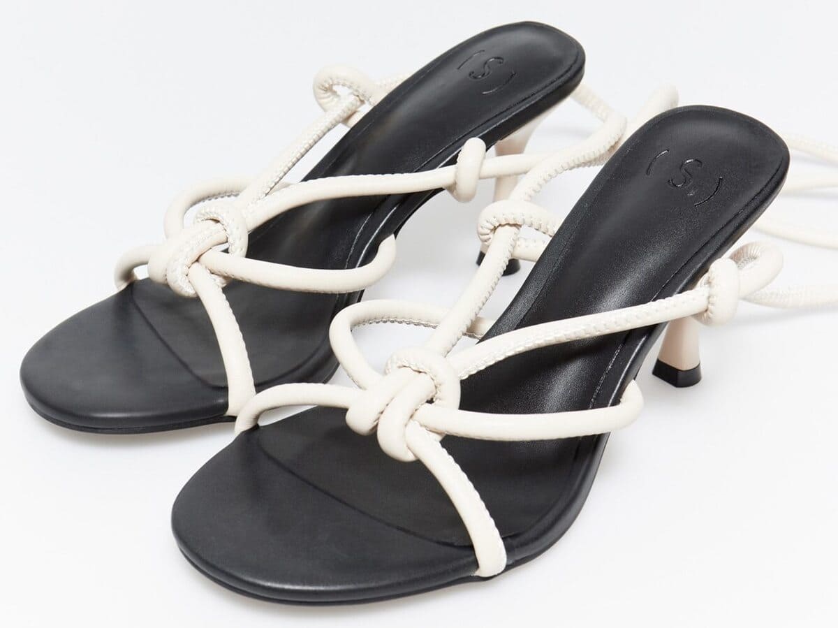 Las sandalias woman tubulares en color crudo de Sfera