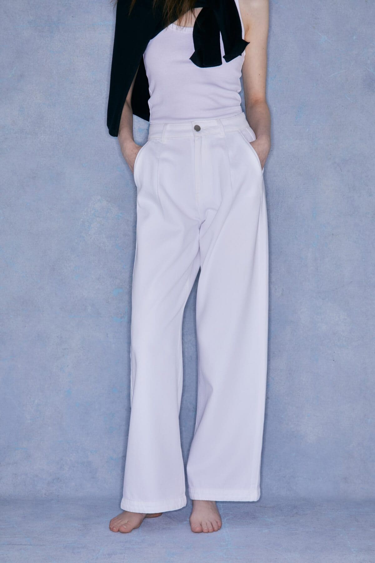 Los pantalones tipo jeans relax wide en color blanco de Sfera