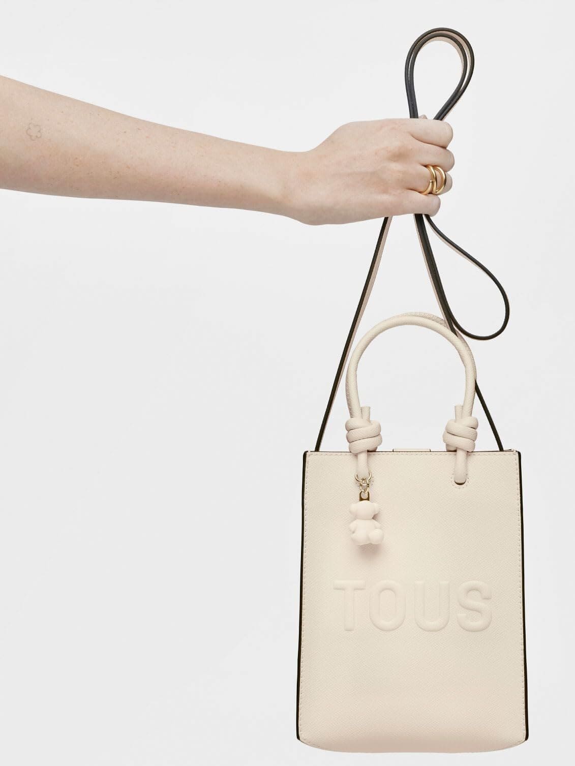 El mini bolso Pop en color beige de Tous en Amazon