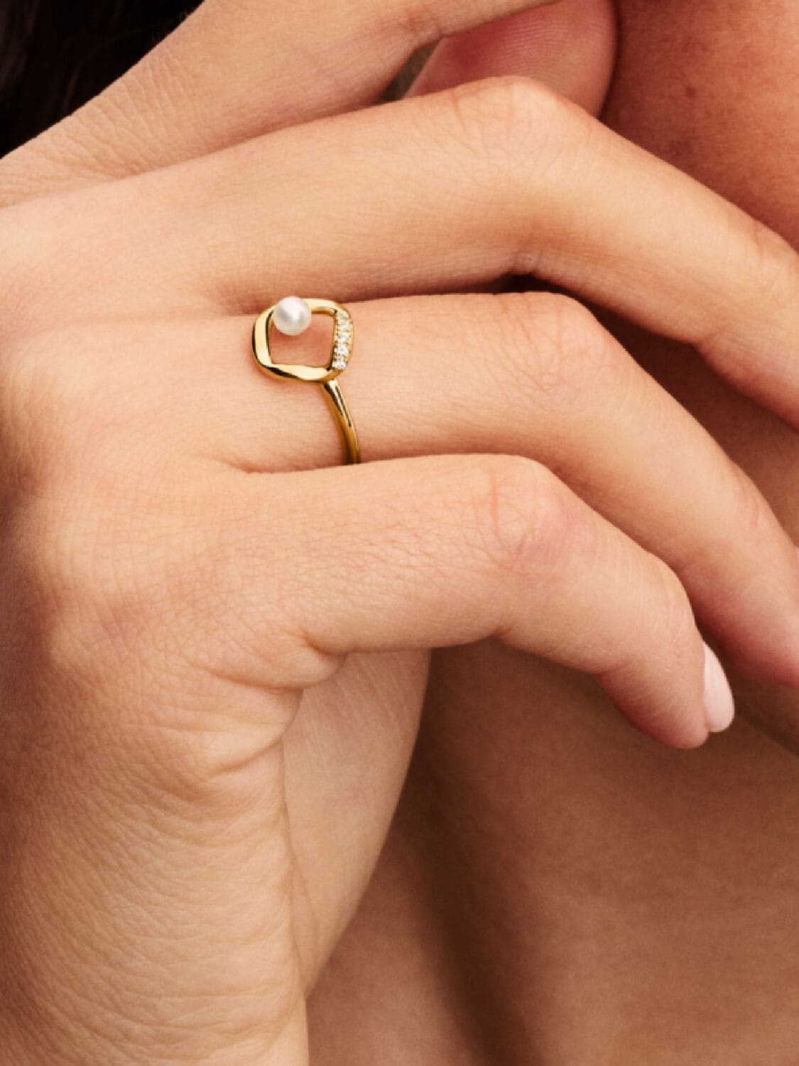 El nuevo anillo Círculo en Pavé Forma Orgánica y Perla de Pandora