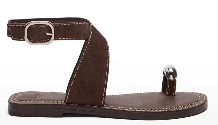 Sandalias planas de piel con tira de dedo y detalle metálico