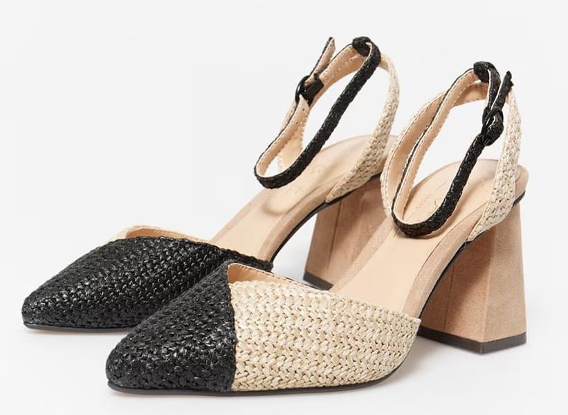 Zapato de tacón con diseño de rafia bicolor