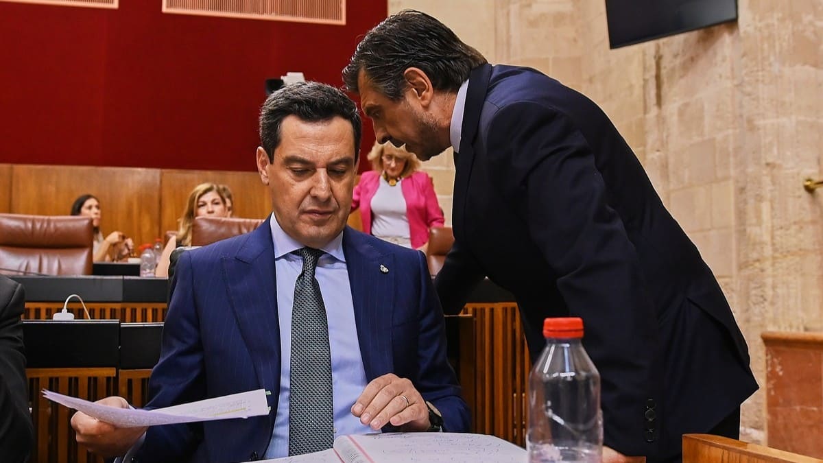 Juanma Moreno conversa con el portavoz del PP en el Parlamento Andaluz Toni Martín | Salvador López Medina