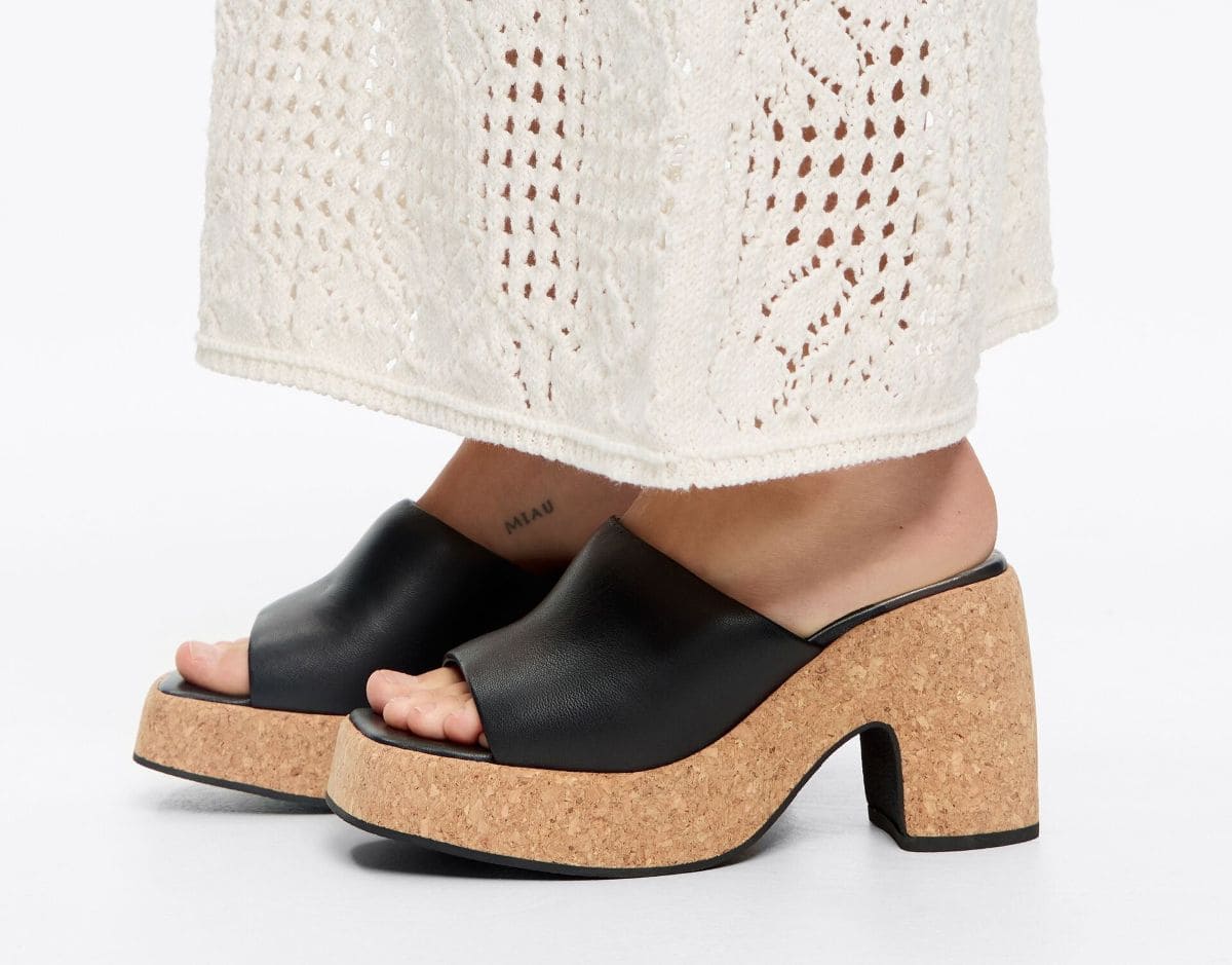 Sandalia tacón piel negra y plataforma corcho de de Bimba y Lola