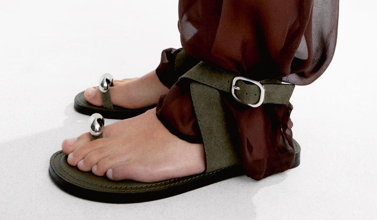 Sandalias de piel con detalle metálico de Parfois