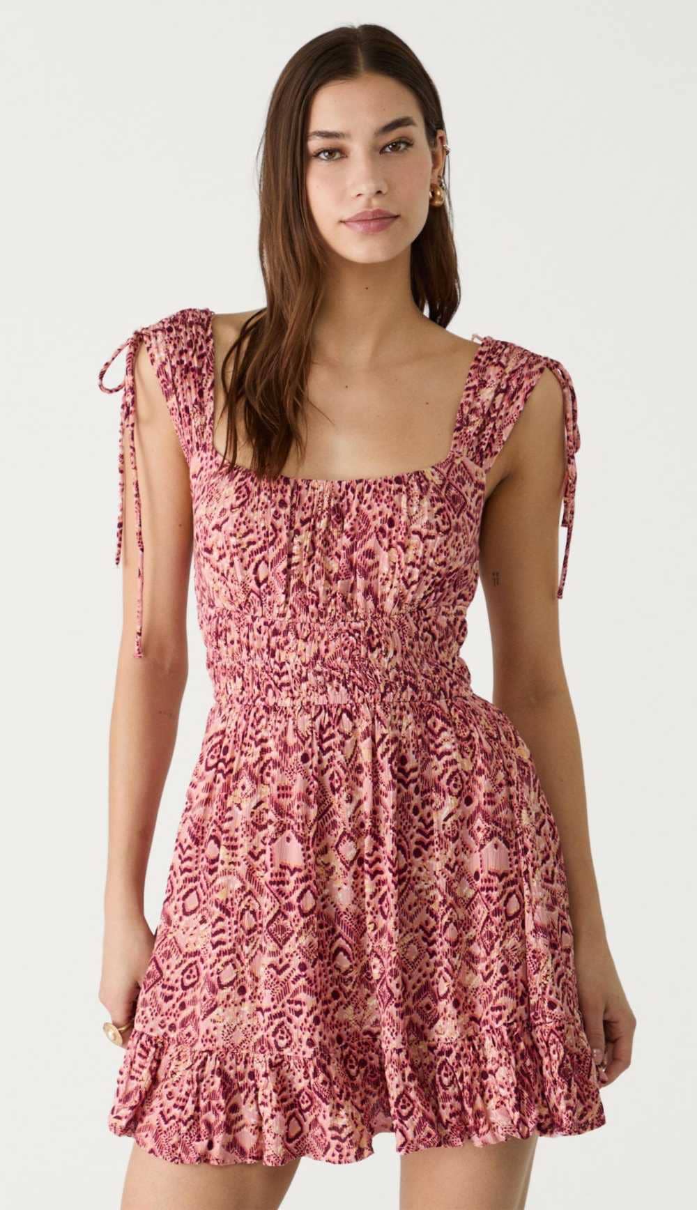 Vestido corto fluido estampado de Stradivarius