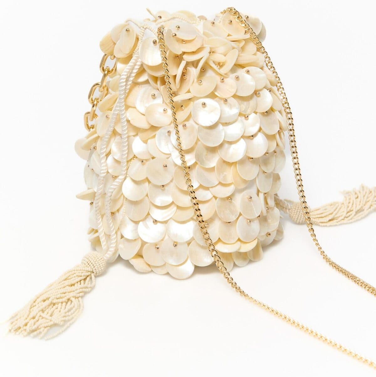 El nuevo bolso tipo saco con piezas de nácar en color crudo de Sfera