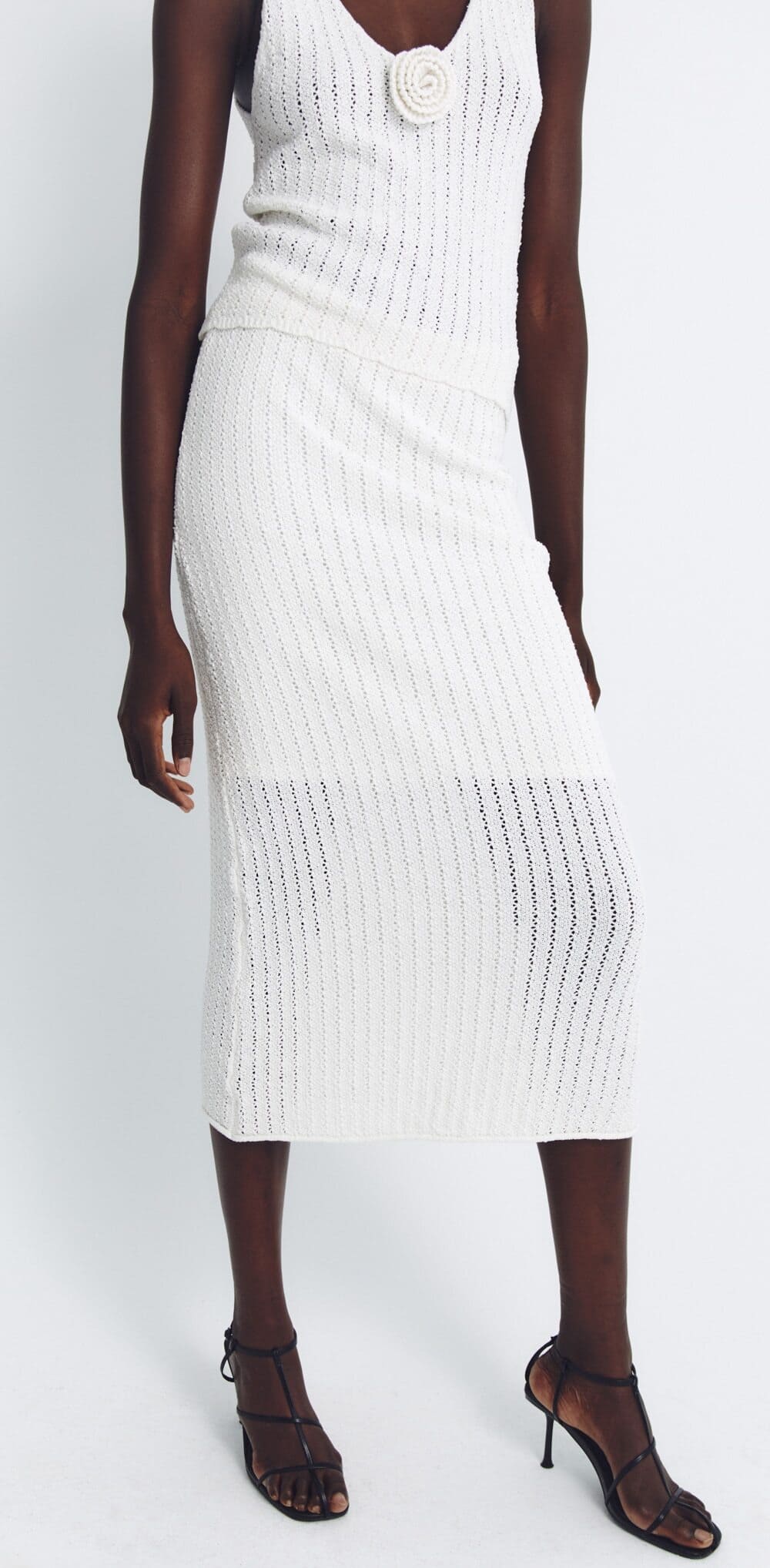 La nueva falda midi calada en color crudo de Sfera