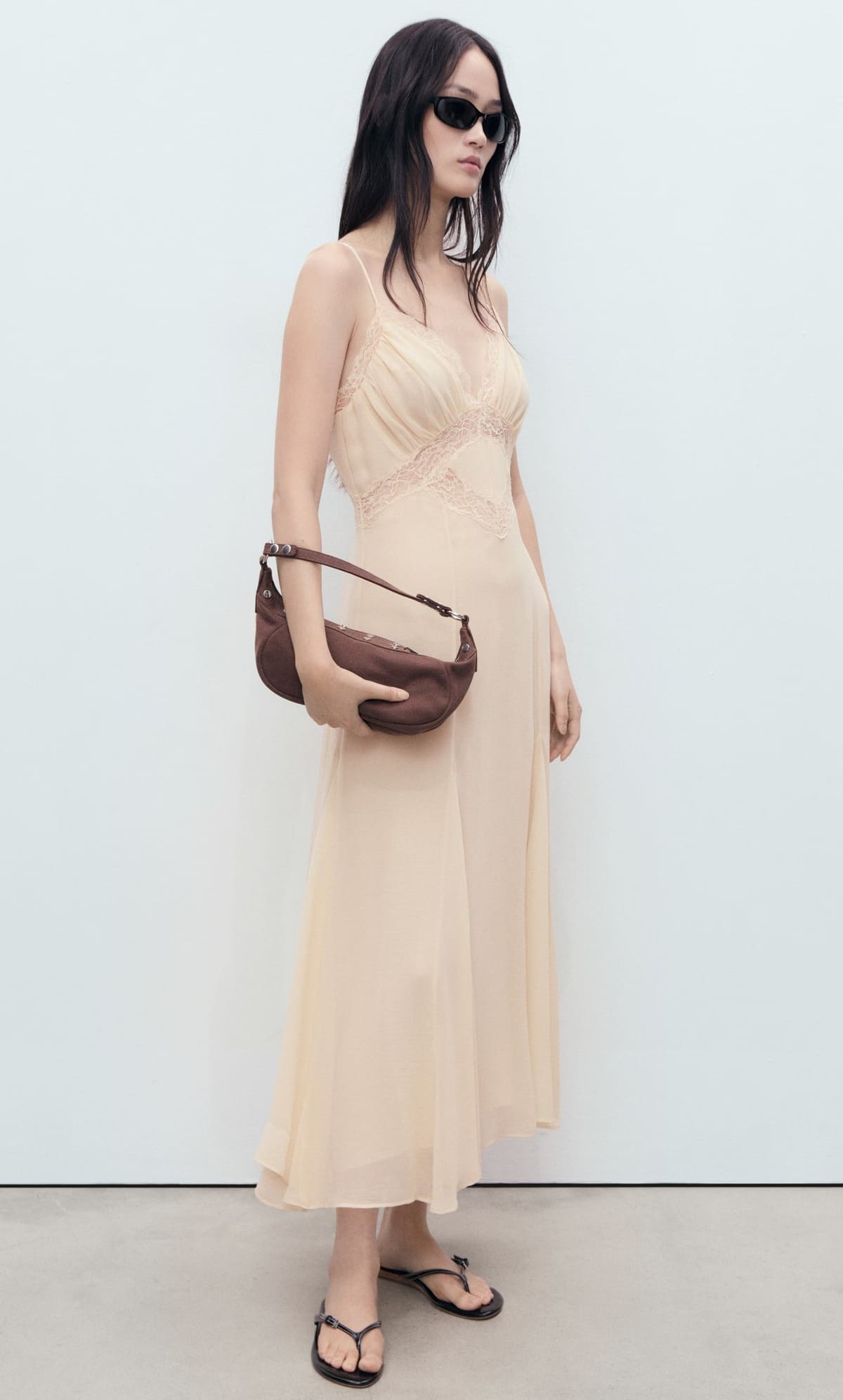 El nuevo vestido lencero con encaje de Mango