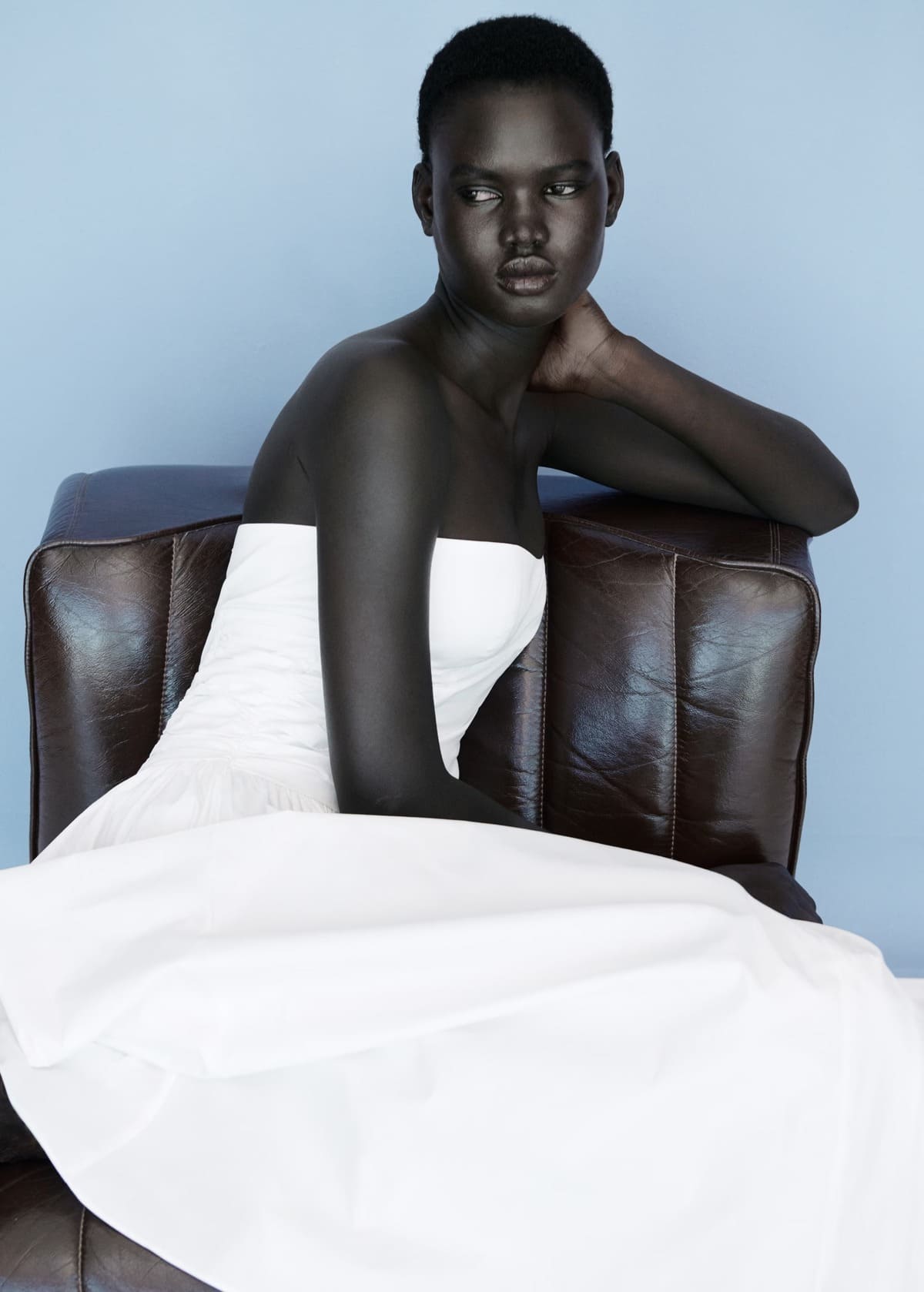 El nuevo vestido midi de palabra de honor en color blanco de Mango