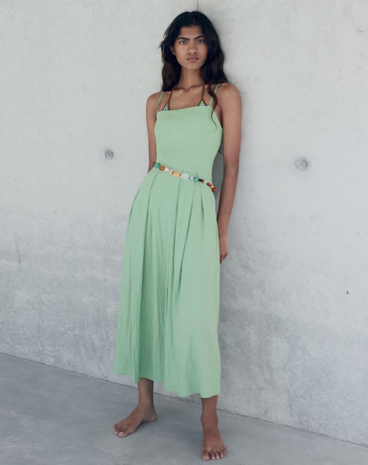 El nuevo vestido midi con pinzas en color verde menta de Mango