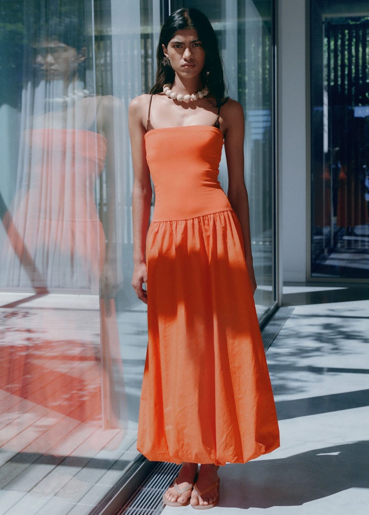 El nuevo vestido con tejido combinado tipo globo en color naranja de Mango