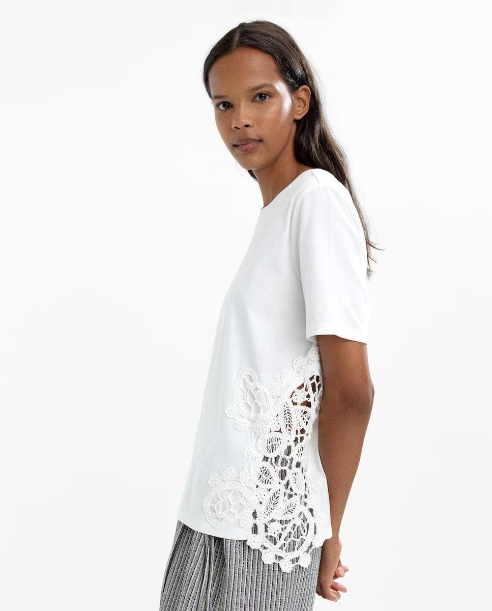 Camiseta 100 algodón con bordado lateral