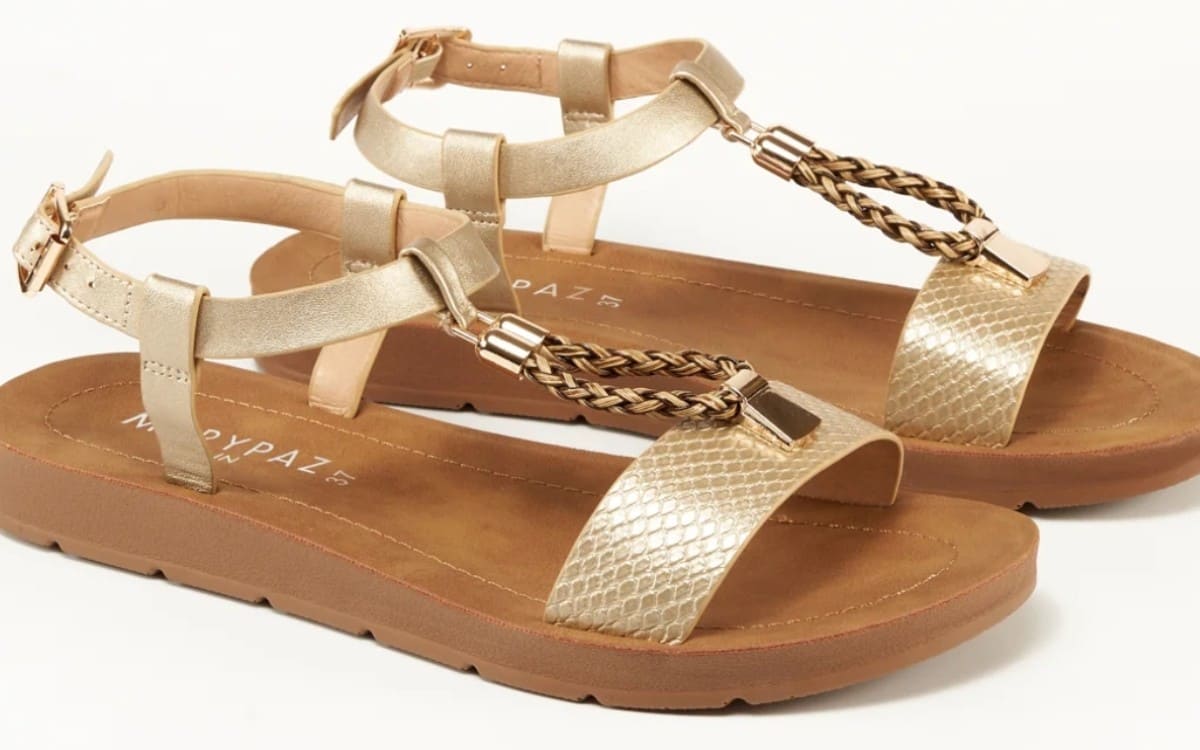 Sandalias planas adorno metálico