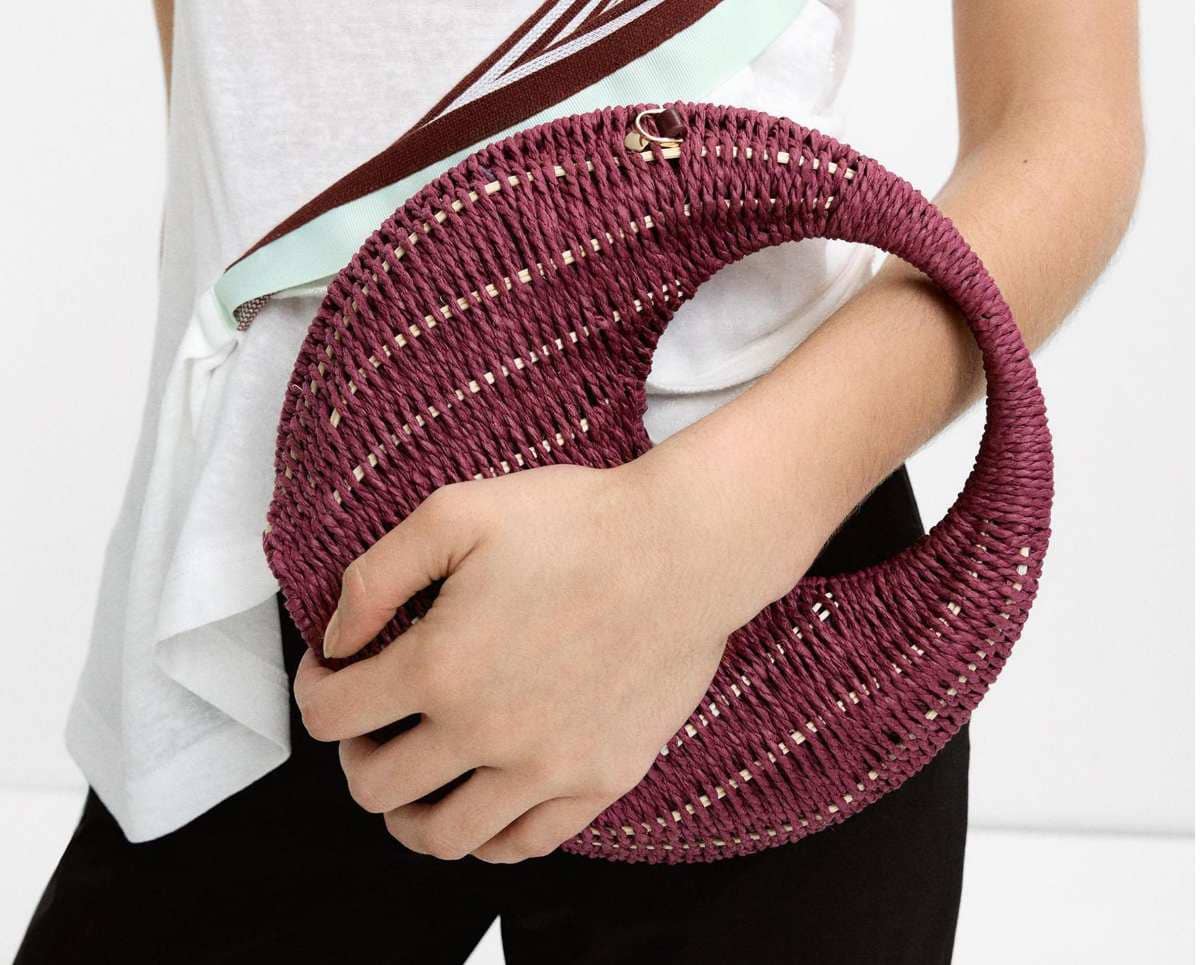 Parfois Bandolera de mujer efecto rafia redonda con cierre imantado