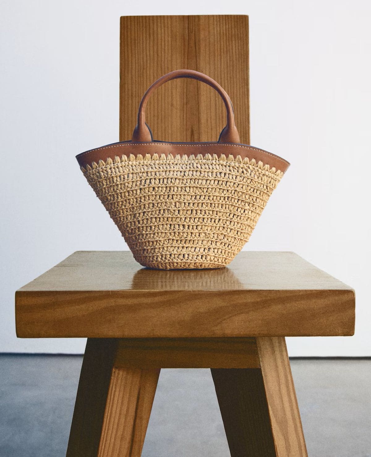 Bolso pequeño doble asa fibra natural de Mango