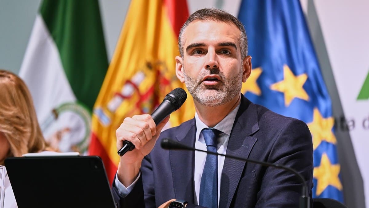 Fernández-Pacheco, durante su atención a los medios | Salvador López Medina