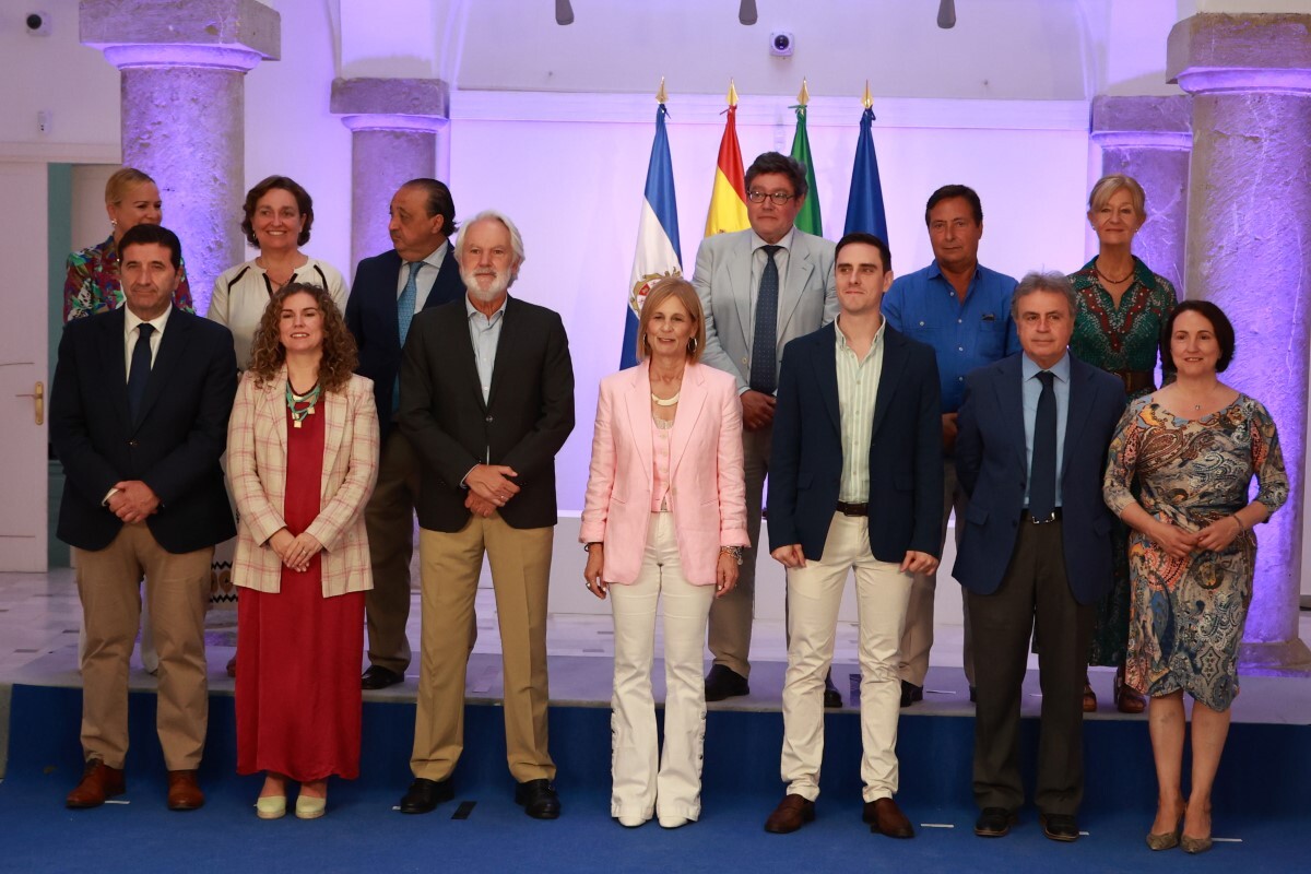 María José García-Pelayo acompañada de su equipo de Gobierno | Cristo García