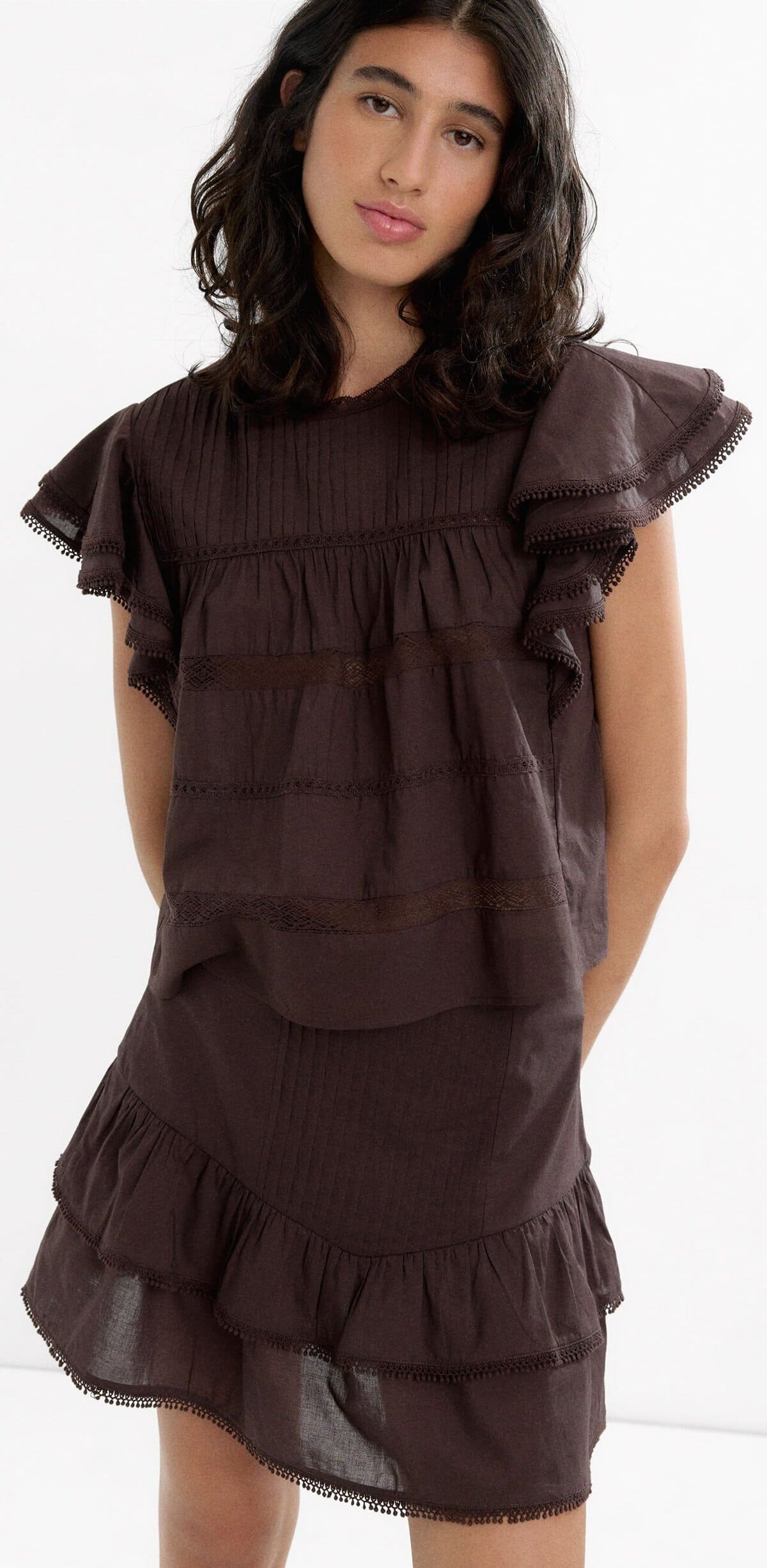 La nueva blusa 100% de algodón con volantes en color marrón de Parfois