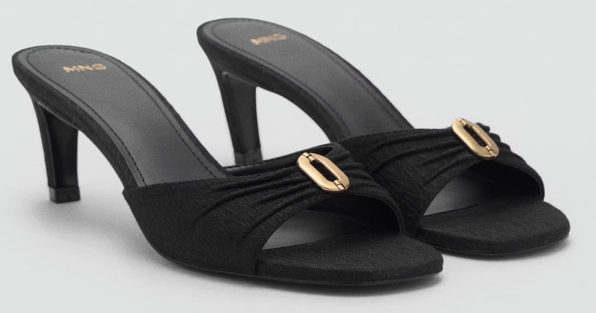 Las sandalias de tacón con detalle metálico en color negro de Mango