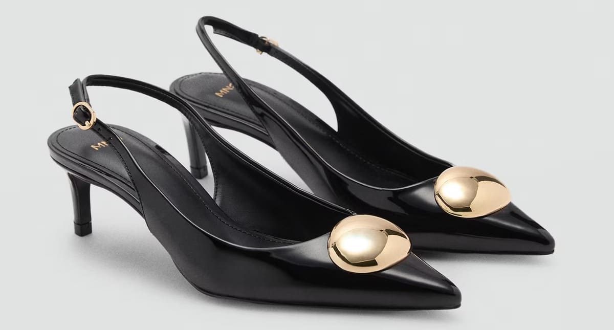 Los zapatos kitten con adorno metálico en color negro de Mango