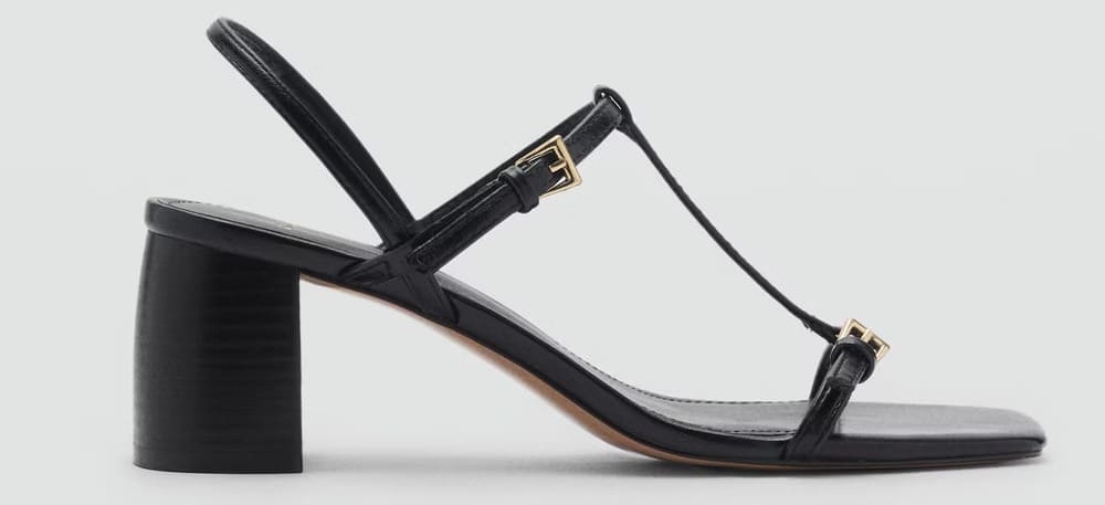 Las sandalias con tacón, tiras y hebilla en color negro de Mango