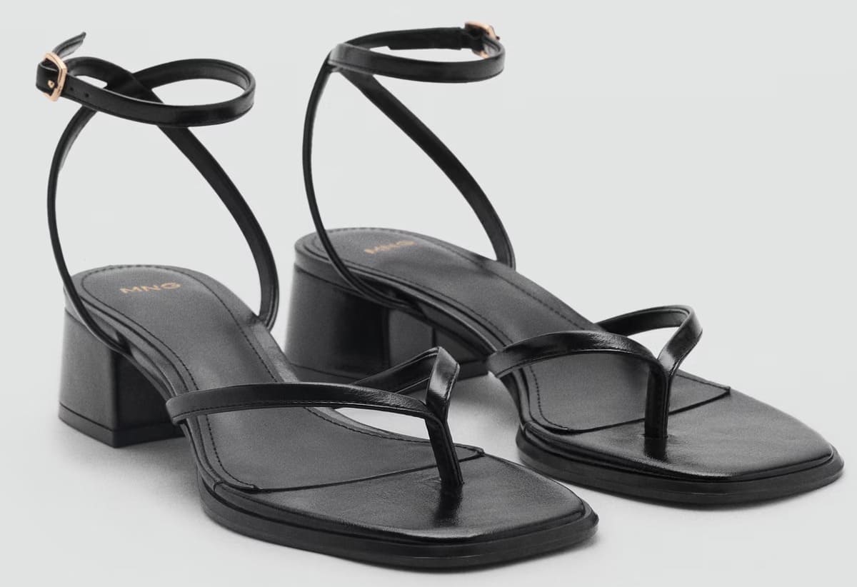 Las sandalias con tiras de tacón en color negro de Mango